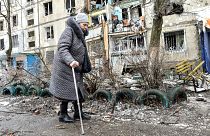 أوكرانية تسير بجانب حطام في مدينة خاركيف
