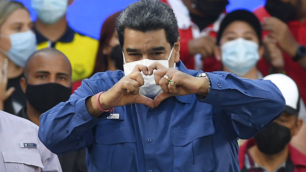 El presidente venezolano, Nicolás Maduro, hace un símbolo de corazón con las manos durante el Día de la Juventud en Caracas, Venezuela