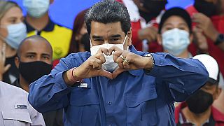 El presidente venezolano, Nicolás Maduro, hace un símbolo de corazón con las manos durante el Día de la Juventud en Caracas, Venezuela