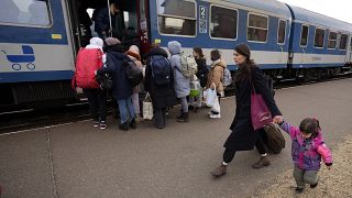 Беженцы пытаются попасть на поезд до Будапешта