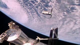 سفينة سيغنوس للإمداد تقترب ببطء من محطة الفضاء الدولية. 2016/10/23