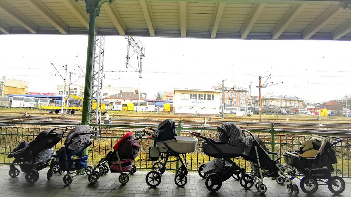 An der polnisch-ukrainischen Grenze in Medyka haben Menschen Kinderwagen für flüchtende Eltern abgestellt.