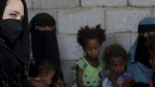 La mayor catástrofe humanitaria, en Yemen, denuncia Angelina Jolie en su visita al país árabe