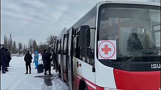 Vehículos llenos de civiles abandonan las zonas asediadas por Rusia en Ucrania