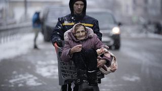 Пожилую женщину эвакуируют из города Ирпень под Киевом