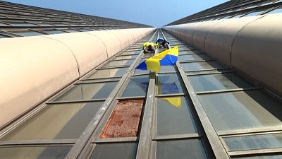 Climbers on the Montparnasse tower, with an Ukrainian flag.
