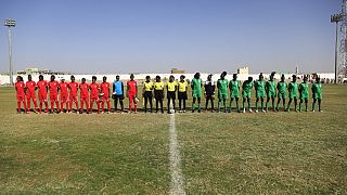 (من اليسار إلى اليمين) الفريق الأساسي الأحد عشر من السودان وحكام المباراة وتشكيلة منتخب جنوب السودان- 16 فبراير 2022
