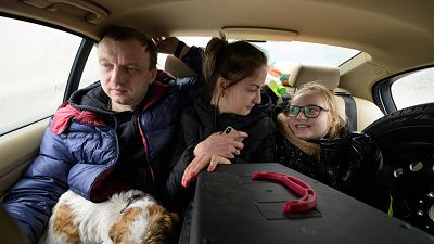 Eine Familie verlässt Kiew