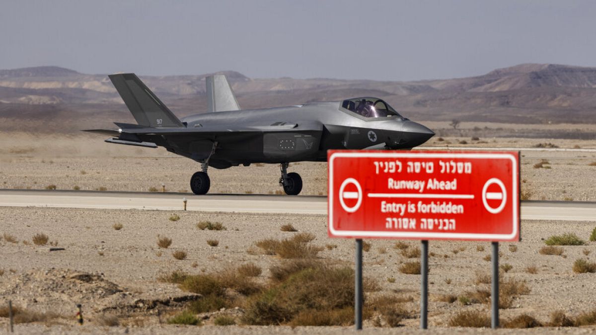 طائرة F-35 إسرائيلية تهبط خلال التدريبات الجوية نصف السنوية متعددة الجنسيات المعروفة باسم العلم الأزرق، في قاعدة عوفدا الجوية بالقرب من إيلات، جنوب إسرائيل، في 24 أكتوبر 2021 