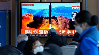 گروهی از مردم در سئول در حال تماشای تصاویر آزمایش‌های موشکی کره شمالی هستند