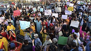 ناشطون في مجال حقوق المرأة يحملون لافتات خلال مسيرة للاحتفال باليوم العالمي للمرأة في كراتشي- 8 مارس 2022.
