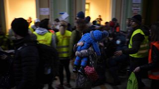 Ουκρανία: Χιλιάδες πρόσφυγες περνούν στην Πολωνία και μιλούν στο euronews για την φρίκη του πολέμου