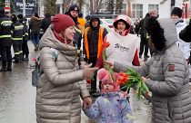   تصاویری از رومانی؛ شاخه‌های گل به زنان اوکراین در روزهای بی‌خانمانی
