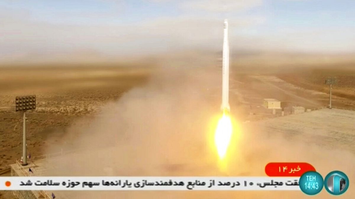 إطلاق الحرس الثوري الإيراني صاروخا يحمل قمرا صناعيا من نوع نور-2 في شمال شرق صحراء شاهرود بإيران، الثلاثاء 8 مارس 2022