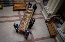Des employés déplacent un morceau de l'iconostase de Bohorodchany au Musée national de Lviv pour le protéger, 4 mars 2022.