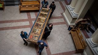 Des employés déplacent un morceau de l'iconostase de Bohorodchany au Musée national de Lviv pour le protéger, 4 mars 2022.