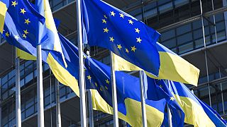 Η σημαία της Ουκρανίας κυματίζει στο πλάι της σημαίας της ΕΕ έξω από το κτίριο του Ευρωκοινοβουλίου στο Στρασβούργο