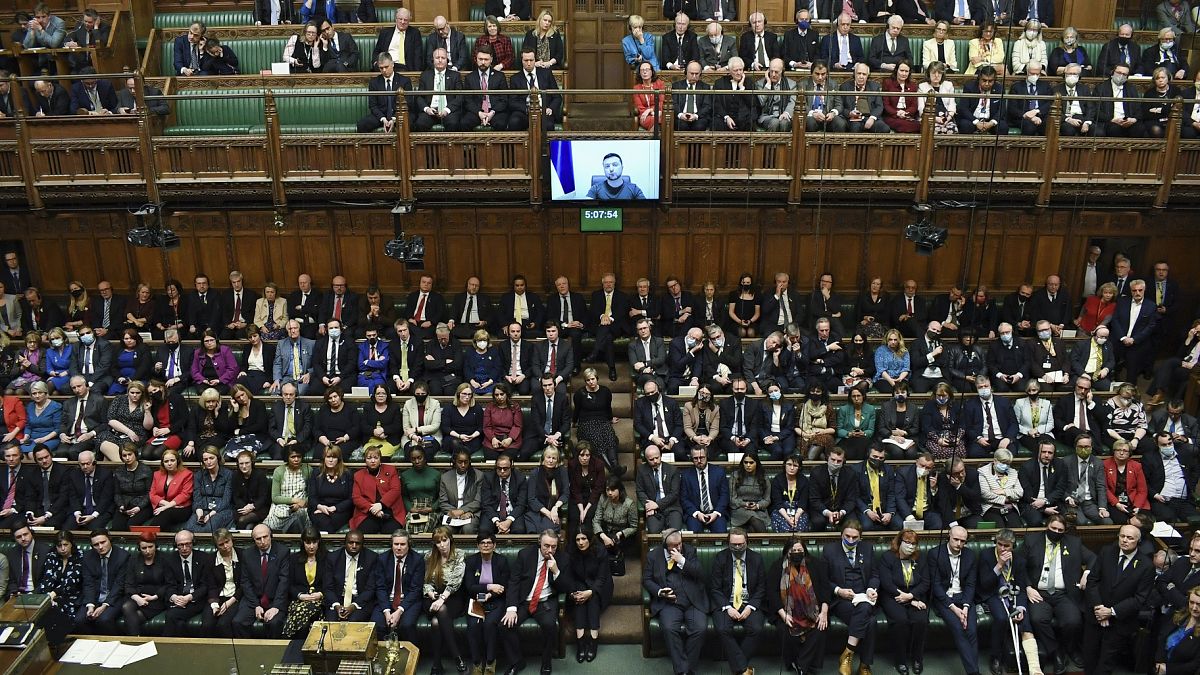 Wolodymyr Selenskyjs Rede flimmert über einen Bildschirm im britischen Parlament