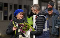 Un garde-frontière roumain offre une fleur à une réfugiée arrivant d'Ukraine - Siret (Roumanie), le 08/03/2022