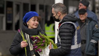 В Румынии украинским беженкам на границе дарили цветы