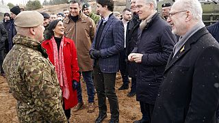 Pedro Sánchez visita a las tropas de la OTAN en Letonia