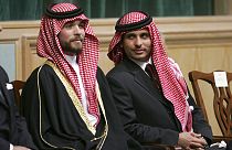 الأمير حمزة بن الحسين والأمير هاشم أخوة الملك عبد الله الثاني ملك الأردن، يحضران افتتاح مجلس النواب في عمان، الأردن، الثلاثاء 28 نوفمبر 2006