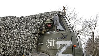 جندي داخل شاحنة عسكرية متوقفة في أحد شوارع ميكولايفكا، منطقة دونيتسك، وهي المنطقة التي يسيطر عليها مسلحون موالون لروسيا في شرق أوكرانيا، الأحد 27 فبراير 2022.