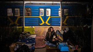 Residentes de Kiev procuram abrigo em estações de metro da capital ucraniana
