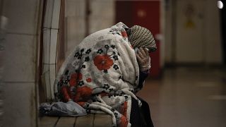 Пожилая жительница Киева укрывается от опасности в столичном метро