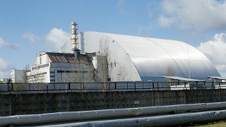 Archives : le dôme de protection érigé sur le réacteur n°4 de la centrale nucléaire de Tchernobyl, le 27 avril 2021