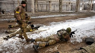 متطوعون من بيلاروس يتلقون تدريبات عسكرية في كتيبة القتال البيلاروسية في كييف - أوكرانيا الثلاثاء 8 مارس 2022.