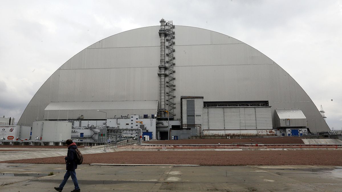 قبة تغطي المفاعل المتفجر في محطة تشيرنوبيل النووية ـ أوكرانيا. 2021/04/15