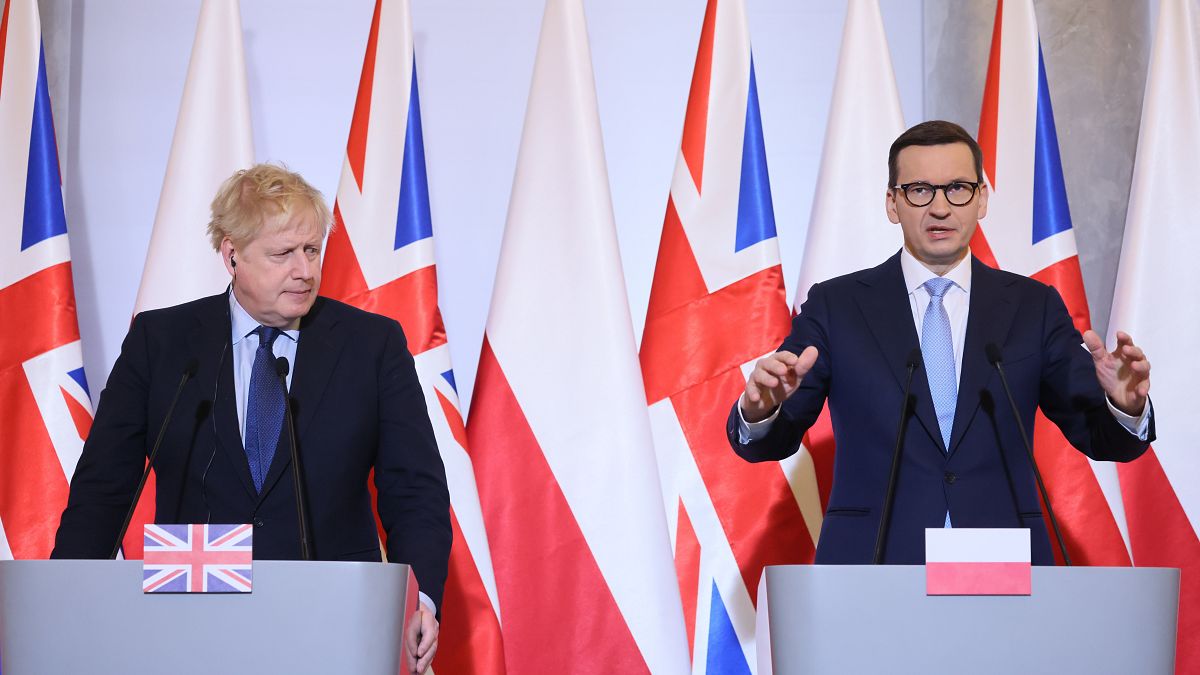 Mateusz Morawiecki lengyel és Boris Johnson brit kormányfő sajtótájékoztatót tart Varsóban március 1-jén