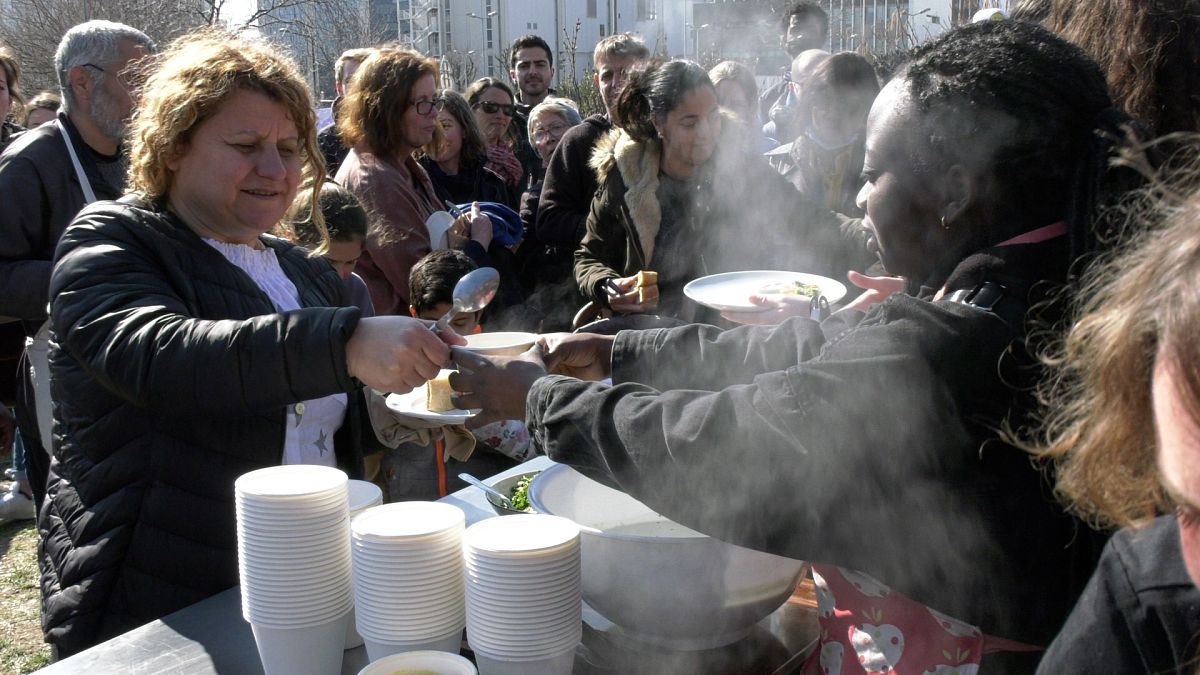 Un momento del pasto con i rifugiati, organizzato a Lione dall'associazione "Le Recho" 