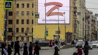 Werbetafel mit dem Symbol Z in den Farben des Sankt-Georgs-Bandes und einem Slogan: "Wir geben unser Volk nicht auf".