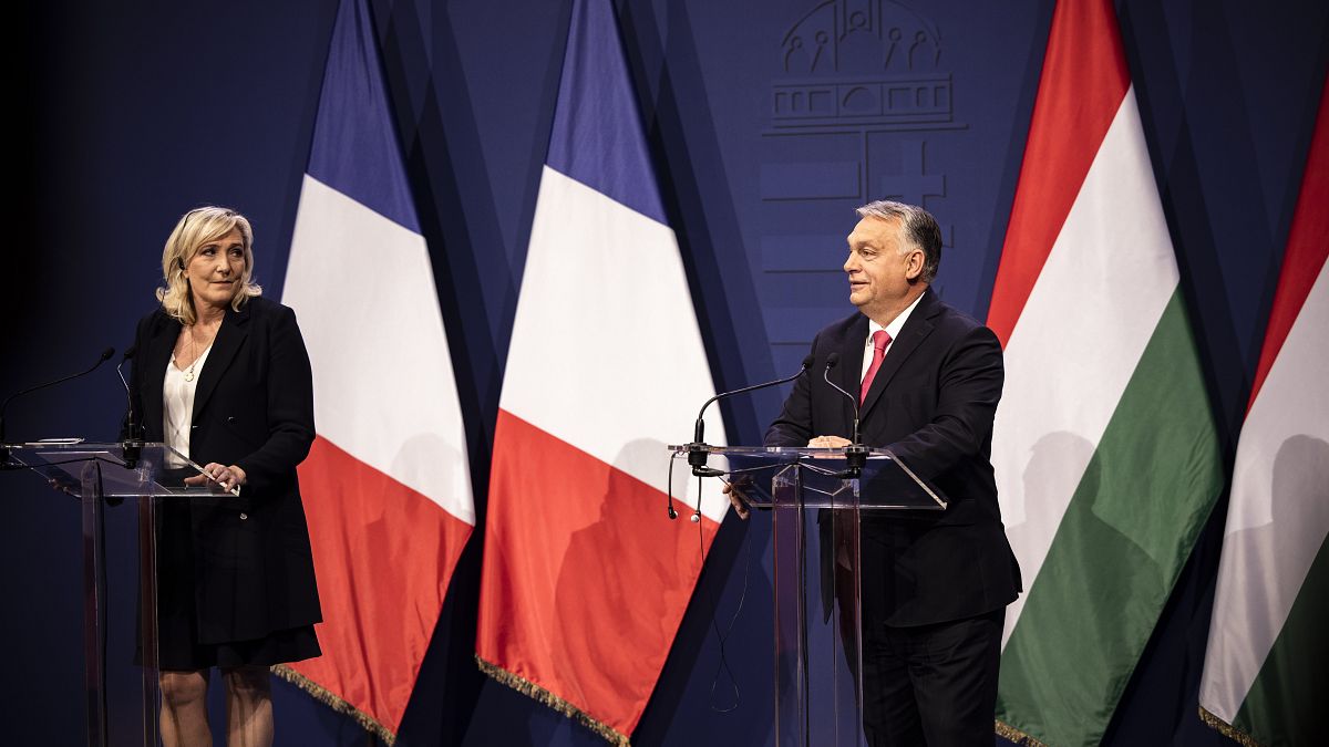 Marine Le Pen, a francia Nemzeti Tömörülés elnöke és Orbán Viktor kormányfő sajtótájékoztatót tart Budapesten 2021. október 26-án