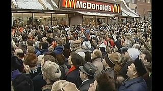 Giornata storica: il primo Mc Donald's a Mosca. (31 gennaio 1990).