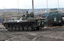 Des soldats pro-russe sans insigne conduisent un véhicule blindé portant le signe Z dans la région de Donetsk le 6 mars 2022
