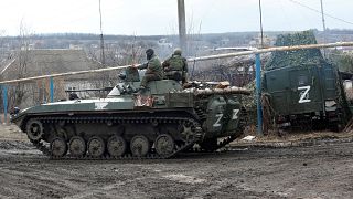 Des soldats pro-russe sans insigne conduisent un véhicule blindé portant le signe Z dans la région de Donetsk le 6 mars 2022