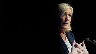 Marine Le Pen, a francia Nemzeti Tömörülés vezetője és elnökjelöltje beszédet mond kampányrendezvényén a franciaországi Vienne-ben 2022. február 18-án.