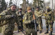 Un miembro de las Fuerzas de Defensa Territorial de Ucrania sostiene un arma antitanque en un parque en las afueras de Kiev, Ucrania, el miércoles 9 de marzo de 2022
