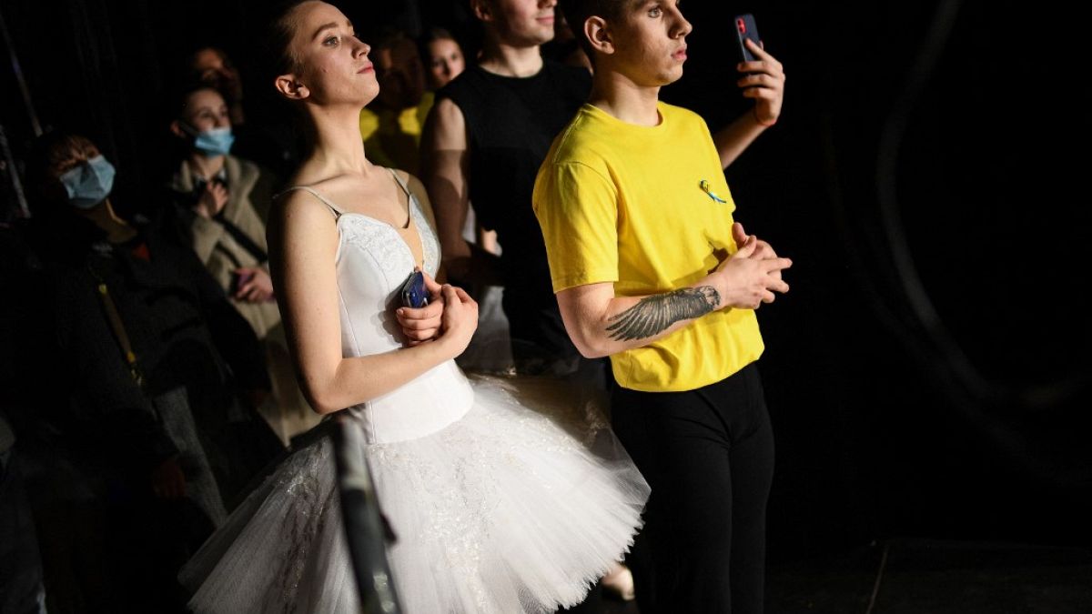 Bailarinos do Kyiv City Ballet no palco do Châtelet (durante a reportagem de Rana Moussaoui)