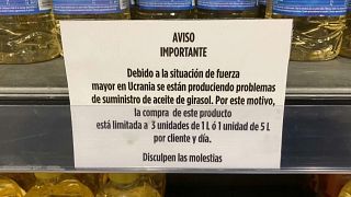 Cartel puesto en el estante de un supermercado en España sobre la escasez de aceite de girasol