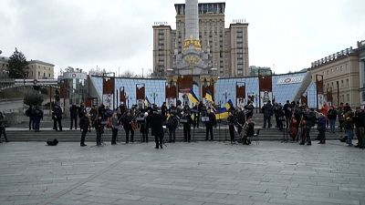 شاهد: أوركسترا كلاسيكية تعزف النشيد الوطني في ساحة الميدان وسط كييف