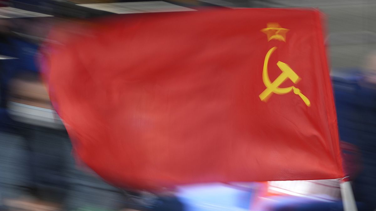 Rússia divulga imagens de tanques a caminho da Ucrânia com bandeira da União Soviética