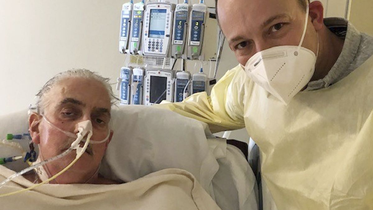 المريض ديفيد بينيت مع نجله في مستشفى ميريلاند الأمريكي 