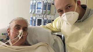 David Bennett junto a su hijo días después de serle trasplantado un corazón de cerdo en una operación histórica