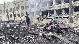 ألحق هجوم روسي أضرارا بالغة بمستشفى الأطفال وجناح الولادة في مدينة ماريوبول الساحلية المحاصرة، أوكرانيا، الأربعاء 9 مارس 2022