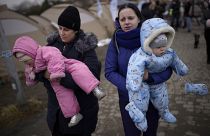 أوكرانيات  يحملن أطفالاهن بعد عبورهن من أوكرانيا صوب مدينة ميديكا، بولندا ، الأربعاء 9 مارس 2022.