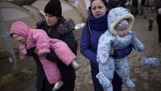 أوكرانيات  يحملن أطفالاهن بعد عبورهن من أوكرانيا صوب مدينة ميديكا، بولندا ، الأربعاء 9 مارس 2022.
